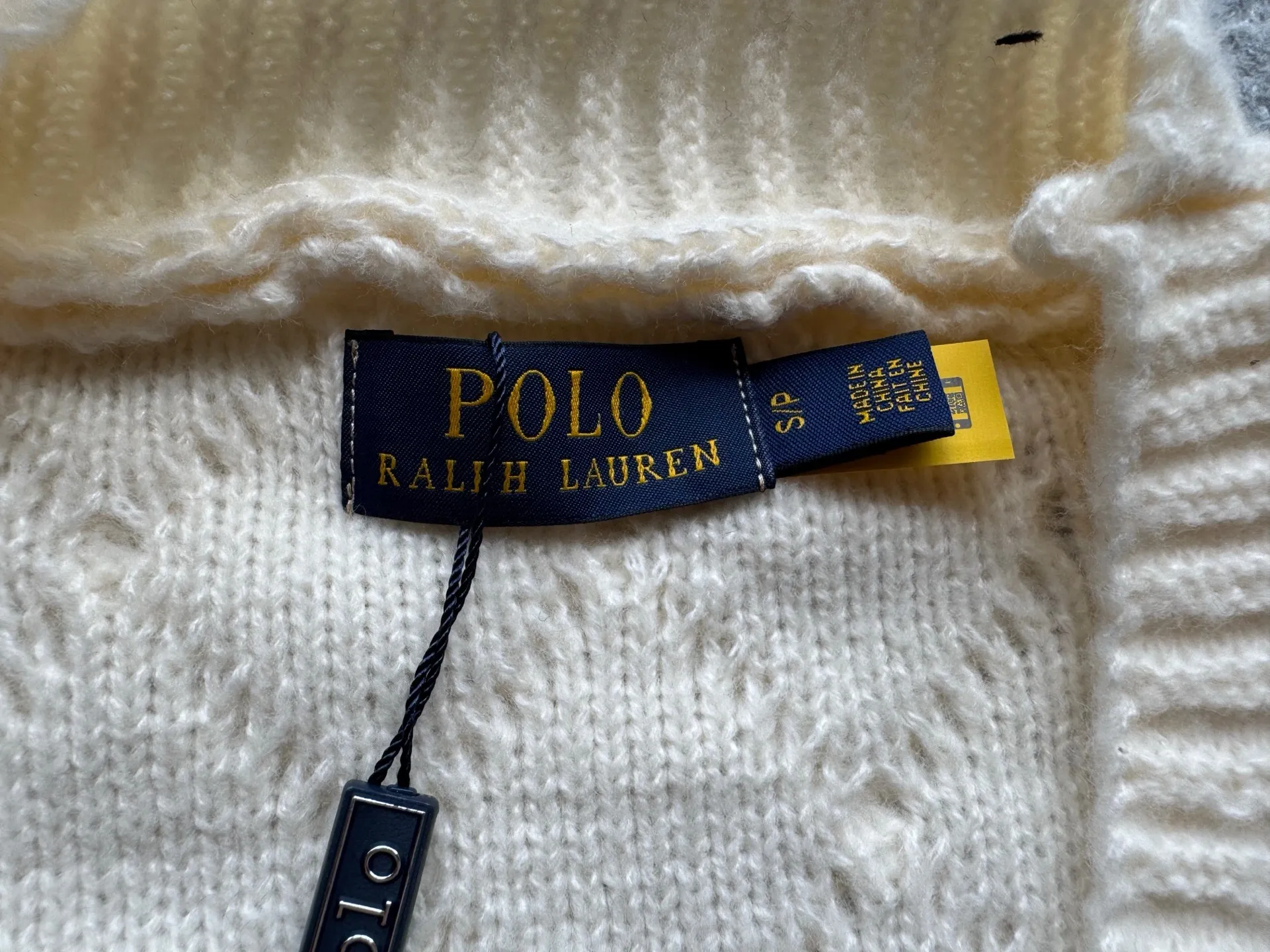 P220 Ralph Lauren old money style cable sweater. The end of the sweater must be twisted! Want to go for an American retro style but are afraid of using too much force? This cable cardigan can be called a "retro dressing cheat"~ ▫️Cable workmanship = the king of retro atmosphere: the three-dimensional cable pattern replicates the texture of American vintage clothes, not deliberately to look old, but with a "sensation of luxury accumulated over time". The moment you put it on, you have the "smell of a male protagonist in a campus movie", and the hair tie was praised as "clothes cheating" when taking photos~ ▫️It doesn't matter your body shape but also hides a lot of fat. It can also be worn by boys with broad shoulders and slightly fat, V The collar can also modify the neck line, making the person look more upright~ Wear it under a coat/down jacket in winter, revealing the cable ties and small red labels, and the sense of layering is directly stunning~ It is perfect with sneakers and leather shoes. American boys rush with their eyes closed, and directly reorganize their wardrobe~ Color: Navy Blue Apricot Size S Height 165-170CM Weight 110-125 M Height 170-175CM Weight 125-140 L Height 175-185CM Weight 140-155